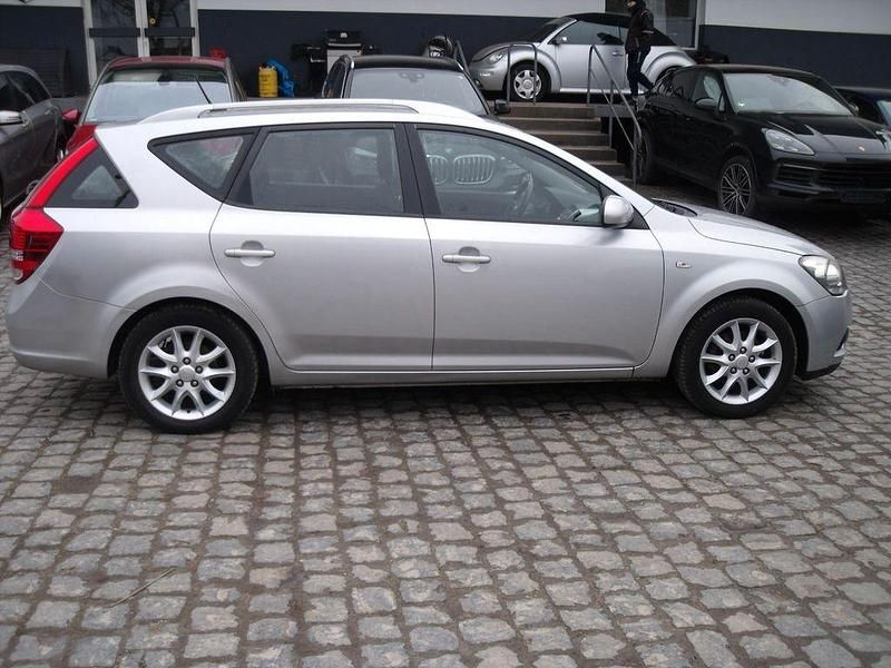 Gebraucht Kia Ceed 109 PS (80 kW) 2010 Silber Kleinwagen