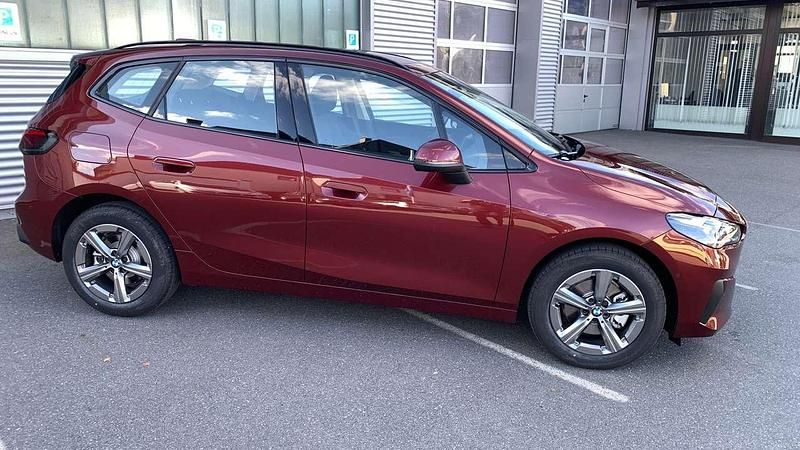 Piemont rot metallic Neu 2025 BMW 220 Active Tourer Van / Kleinbus | 32.990 € (Guter Preis) - Bild 1/4