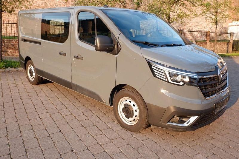 Grau Gebraucht 2022 Renault Trafic Komfort Van / Kleinbus | 20.900 € - Bild 1/4