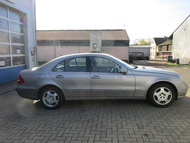 Gebraucht Mercedes E220 Elegance 150 PS (110 kW) 2004 Andere farben Limousine