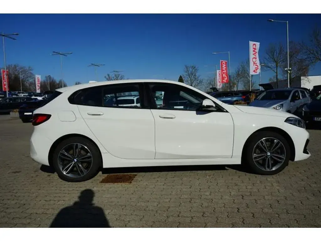 Gebraucht BMW 120 Sport Line 190 PS (139 kW) 2021 Alpinweiss Limousine