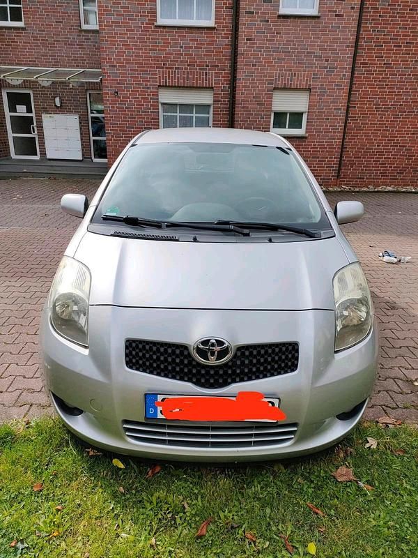 Silber Gebraucht 2007 Toyota Yaris Kleinwagen | 2.100 € (Guter Preis) - Bild 1/4