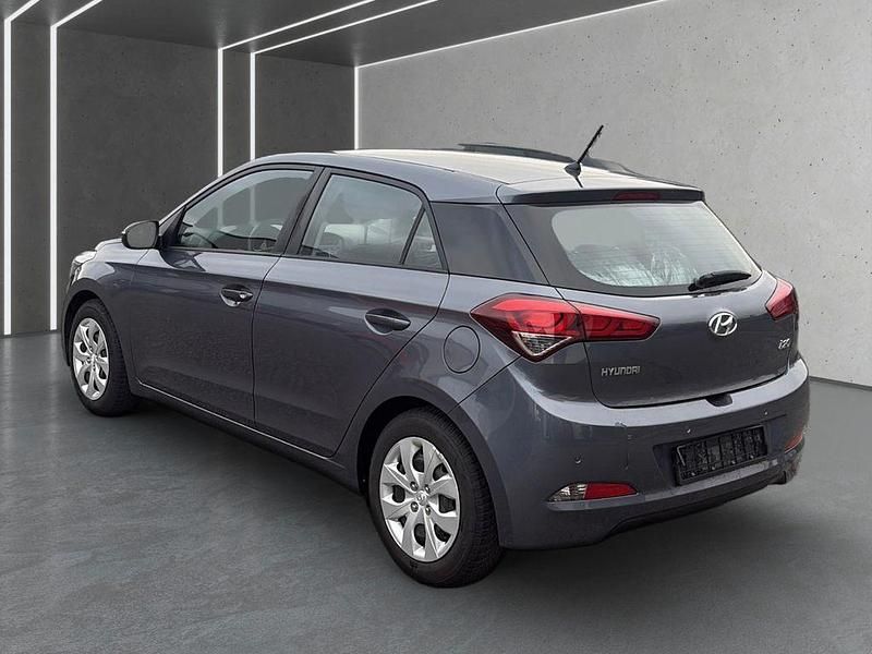 Gebraucht Hyundai i20 Trend 84 PS (61 kW) 2017 Grau Limousine