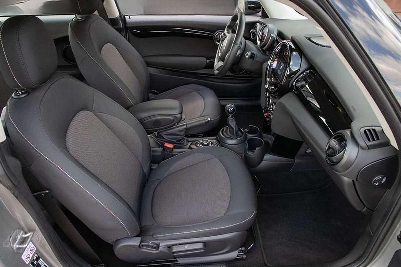 Gebraucht Mini Cooper Essential 136 PS (100 kW) 2023 Melting silver iii metallic Kleinwagen