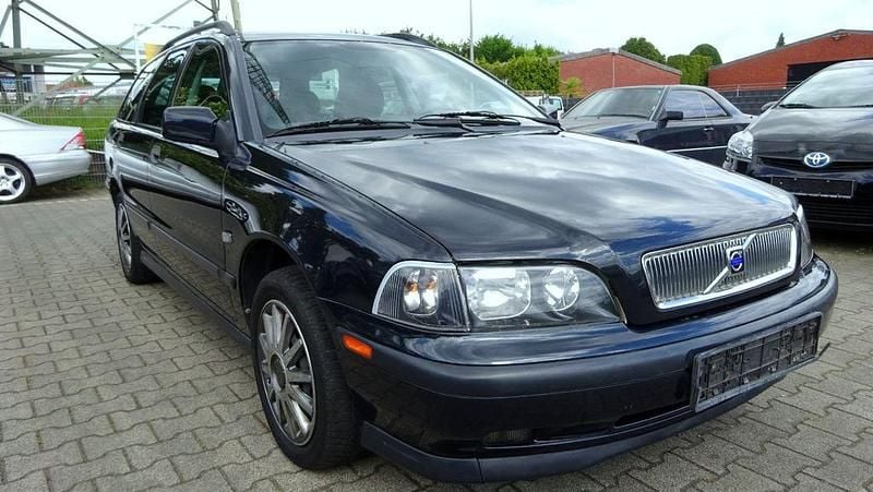 Gebraucht Volvo V40 122 PS (89 kW) 2000 Schwarz Kombi