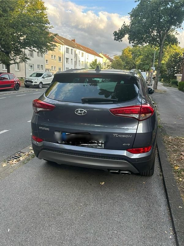 Grau Gebraucht 2016 Hyundai Tucson SUV | 15.900 € (Fairer Preis) - Bild 1/4