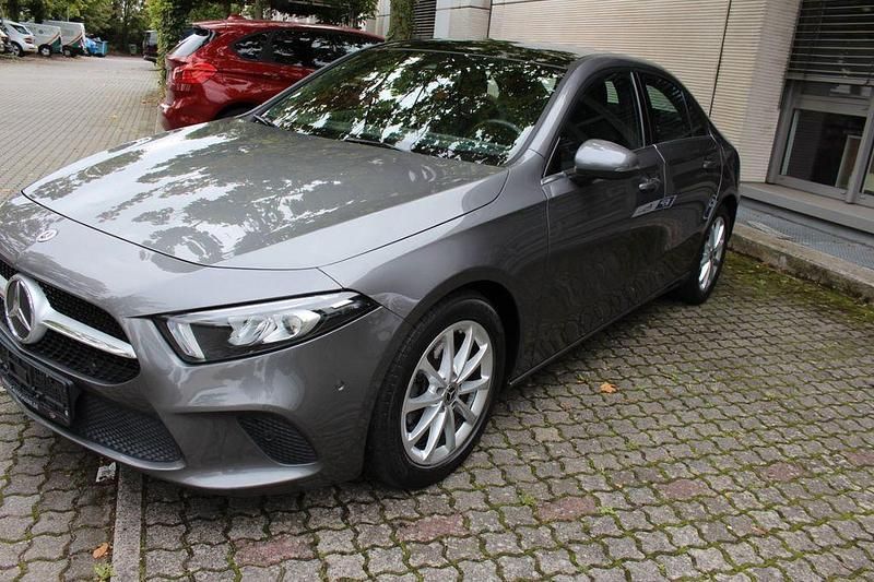 Mountaingrau (metallic) Gebraucht 2022 Mercedes A200 Limousine | 22.900 € (Etwas zu teuer) - Bild 1/4