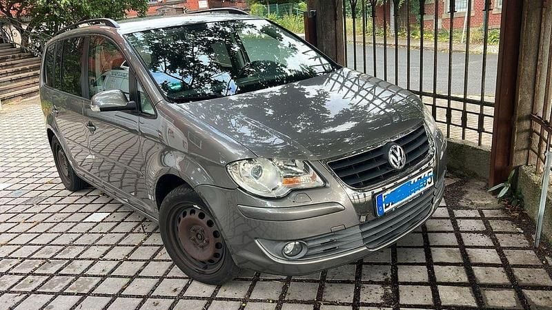 Grau Gebraucht 2008 VW Touran Trendline Van / Kleinbus | 1.799 € (Superpreis) - Bild 1/1
