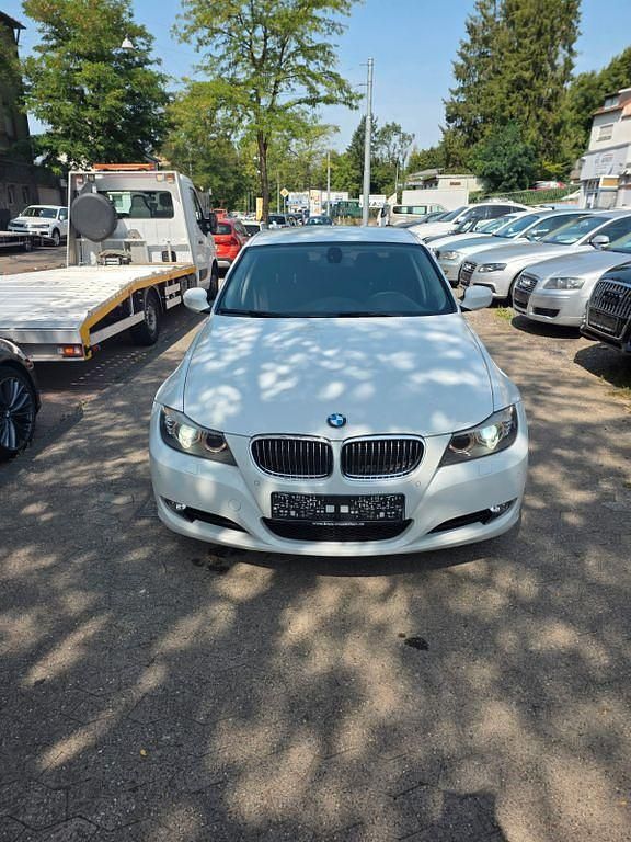 Weiß Gebraucht 2010 BMW 325 Limousine | 11.100 € (Fairer Preis) - Bild 1/4
