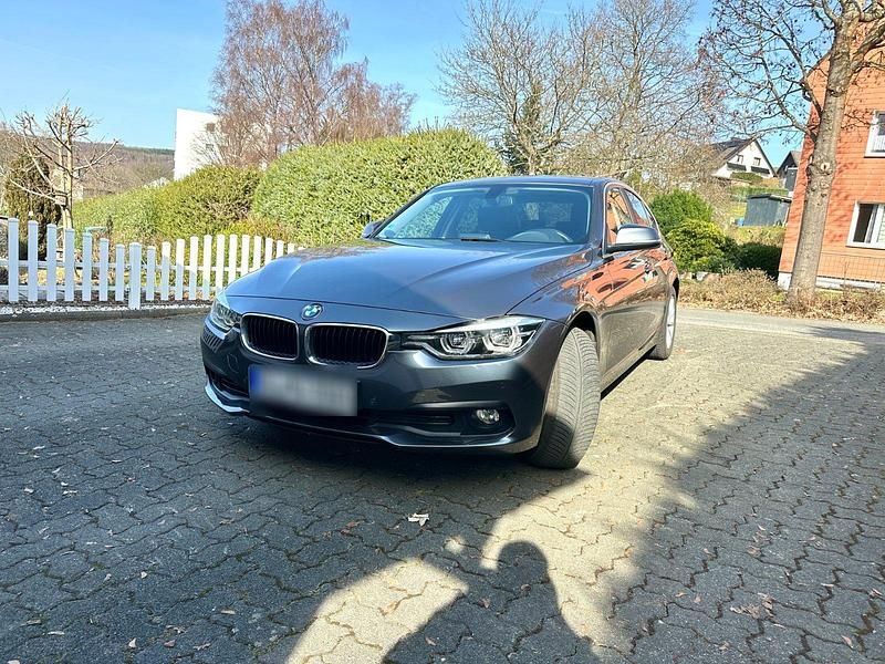 Gebraucht BMW 318 150 PS (110 kW) 2016 Grau Limousine