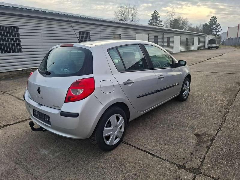Gebraucht Renault Clio II Dynamique 111 PS (81 kW) 2006 Platingrau Kleinwagen