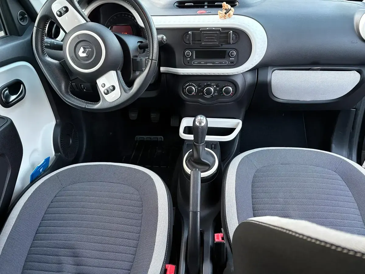 Käytetty Renault Twingo 71 HP (52 kW) 2015 Musta Viistoperä