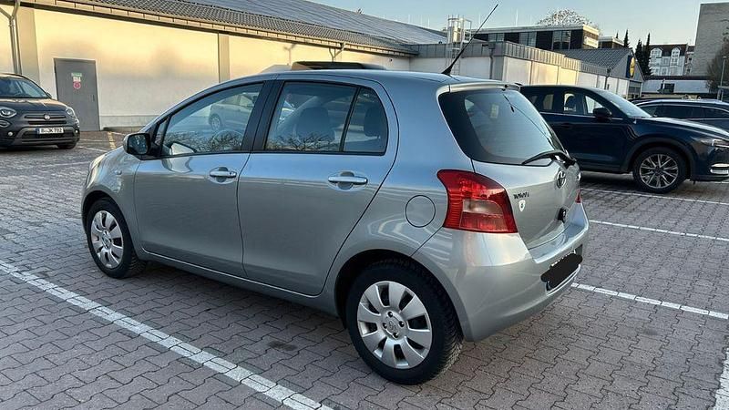 Gebraucht Toyota Yaris Sol 87 PS (63 kW) 2006 Silber Limousine