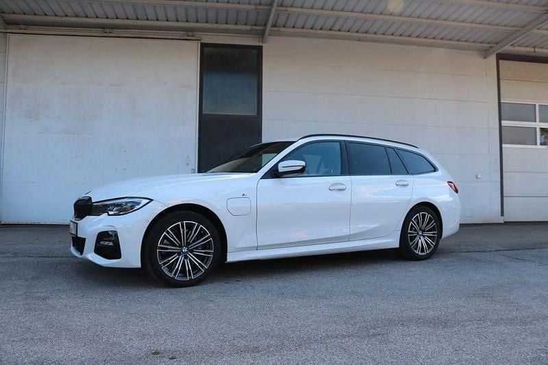 Weiß Gebraucht 2021 BMW 330e M Sport Limousine | 28.390 € (Guter Preis) - Bild 1/4