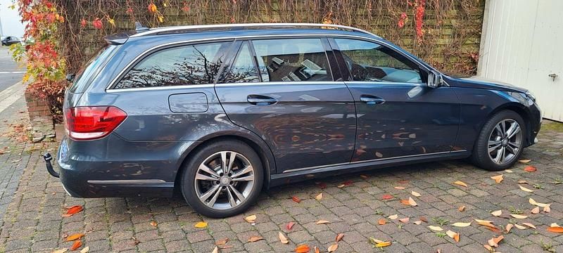 Grau Gebraucht 2016 Mercedes E220 Avantgarde Kombi | 15.000 € (Etwas zu teuer) - Bild 1/4