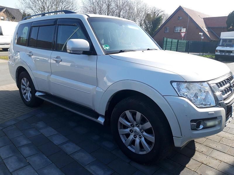 Gebraucht Mitsubishi Pajero 200 PS (147 kW) 2017 Weiß SUV