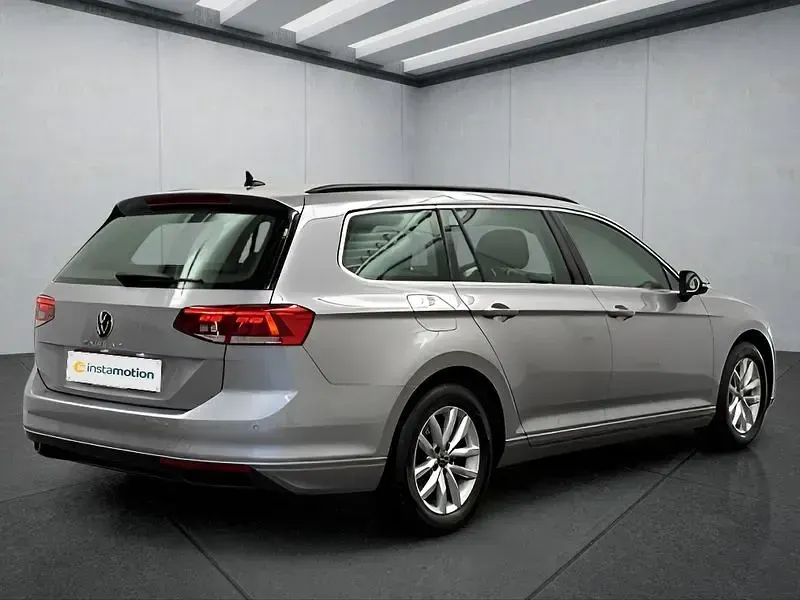 Gebraucht VW Passat 150 PS (110 kW) 2023 Silber Kombi