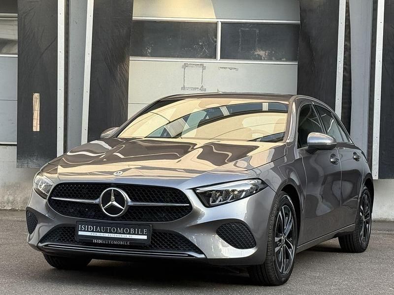 Mountaingrau Gebraucht 2024 Mercedes A180 Progressive Limousine | 26.400 € (Superpreis) - Bild 1/4