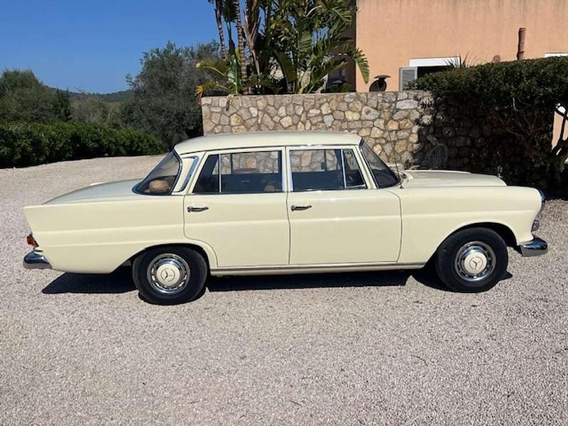 Gebraucht Mercedes 200 95 PS (69 kW) 1966 Beige Limousine