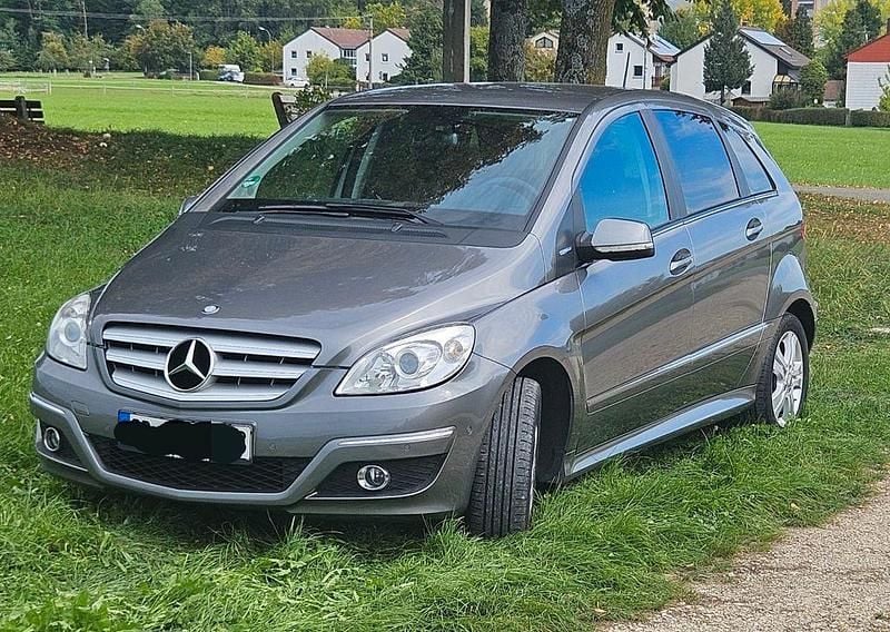 Grau Gebraucht 2011 Mercedes B180 Van / Kleinbus | 6.250 € (Etwas zu teuer) - Bild 1/4