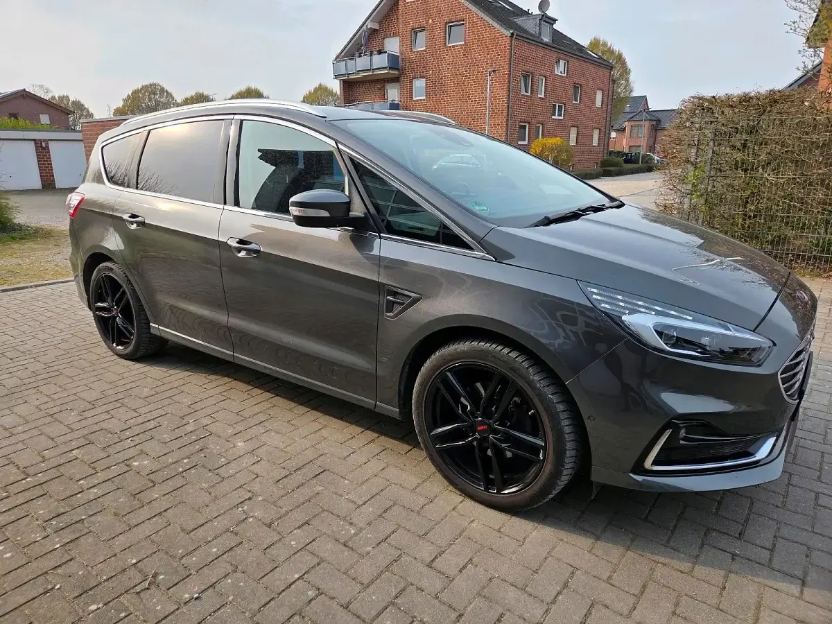 Gebraucht Ford S-MAX Titanium 150 PS (110 kW) 2020 Grau Van / Kleinbus