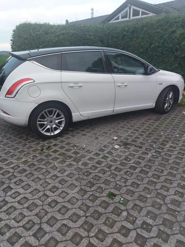 Weiß Gebraucht 2014 Lancia Delta Limousine | 2.500 € - Bild 1/4
