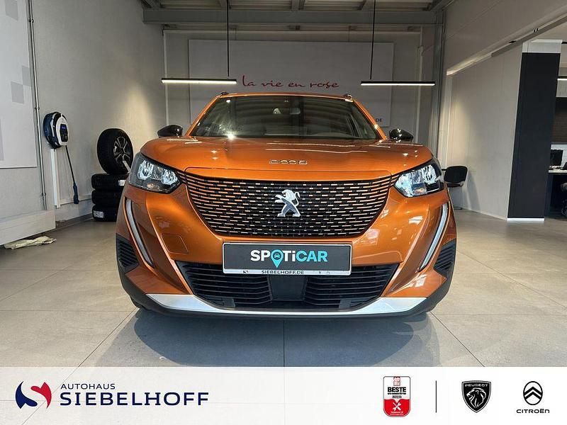 Gebraucht Peugeot e-2008 Allure 100 kW (136 PS) 2022 Orange fusion SUV