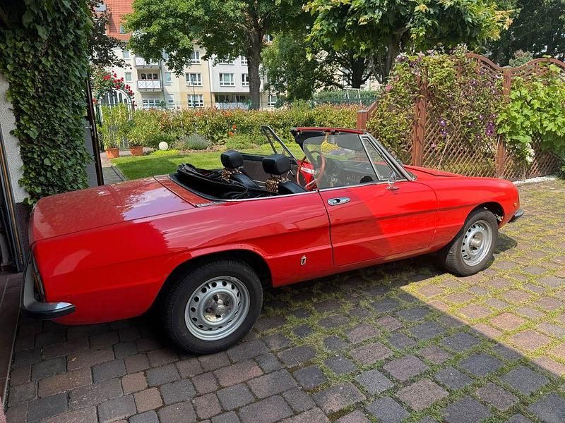 Gebraucht Alfa Romeo Spider 131 PS (96 kW) 1972 Rot Cabrio