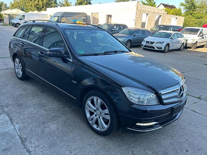 Schwarz Gebraucht 2011 Mercedes C200 Avantgarde Limousine | 6.490 € - Bild 1/4