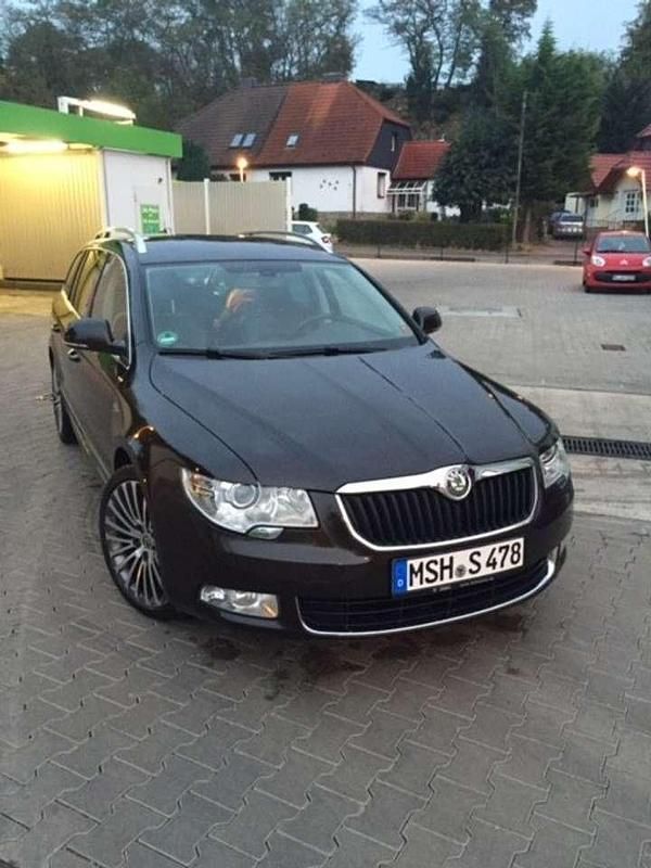 Braun Gebraucht 2012 Skoda Superb Elegance Kombi | 5.950 € (Superpreis) - Bild 1/4