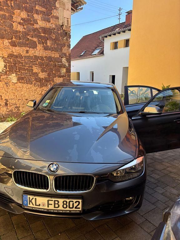 Grau Gebraucht 2012 BMW 318 Limousine | 8.900 € (Guter Preis) - Bild 1/4