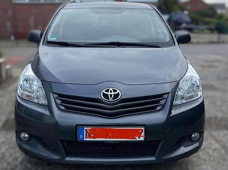 Grau Gebraucht 2010 Toyota Verso Executive Van / Kleinbus | 5.200 € (Fairer Preis) - Bild 1/4