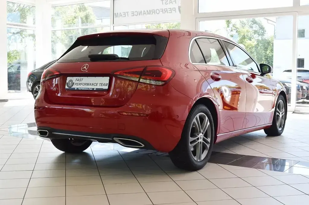 Gebraucht Mercedes A180 116 PS (85 kW) 2019 Rot Limousine