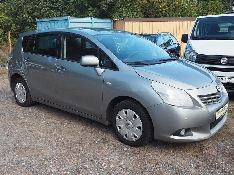 Silber Gebraucht 2012 Toyota Verso Travel Van / Kleinbus | 4.880 € (Guter Preis) - Bild 1/4