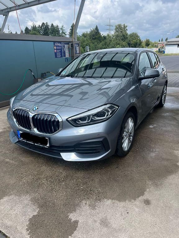 Grau Gebraucht 2022 BMW 118 Advantage Kleinwagen | 17.990 € (Superpreis) - Bild 1/4