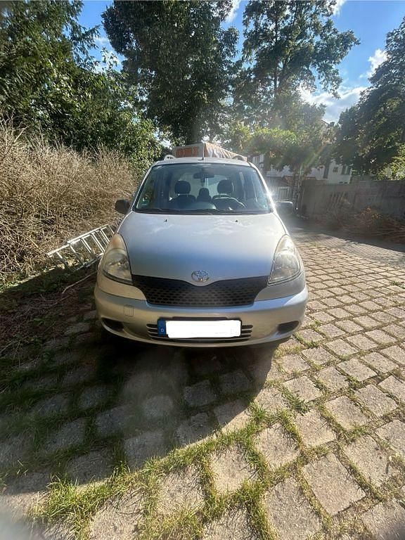 Silber Gebraucht 2002 Toyota Yaris Verso Van / Kleinbus | 2.500 € (Fairer Preis) - Bild 1/4