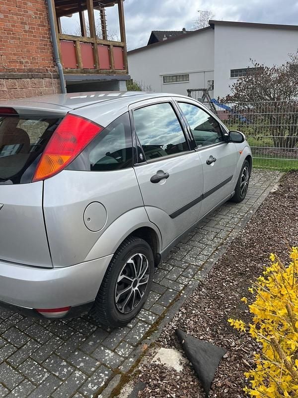 Gebraucht Ford Focus 100 PS (73 kW) 2001 Silber Limousine