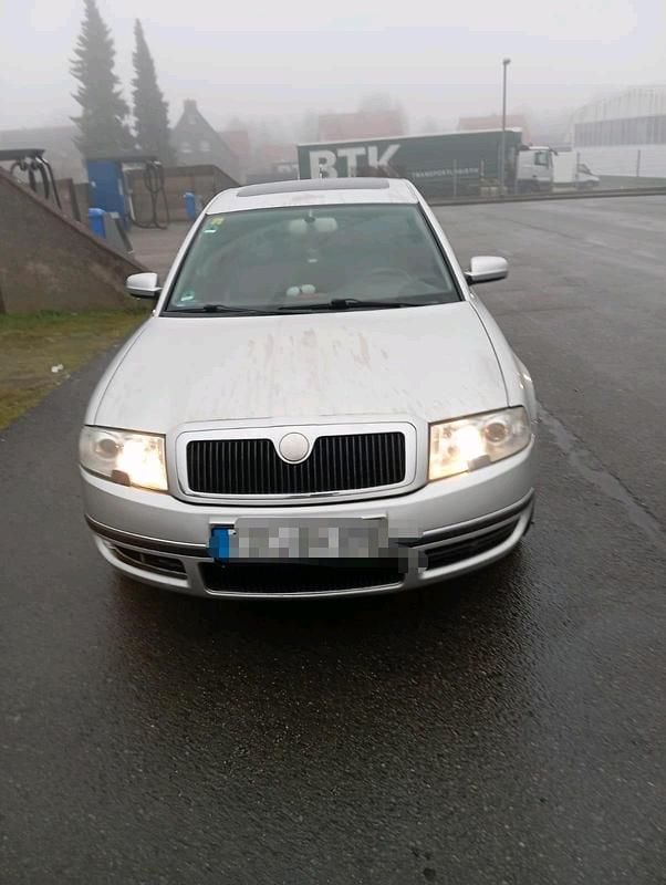 Grau Gebraucht 2006 Skoda Superb Limousine | 2.100 € (Teuer) - Bild 1/4