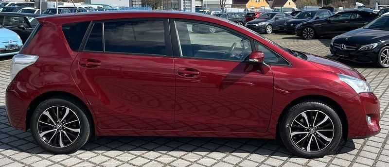 Gebraucht Toyota Verso Edition-S 132 PS (97 kW) 2017 Rot Van / Kleinbus