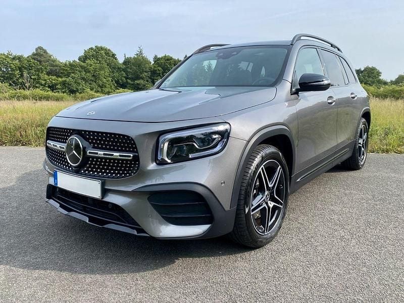 Grau Gebraucht 2023 Mercedes GLB250 AMG line SUV | 46.200 € (Fairer Preis) - Bild 1/4
