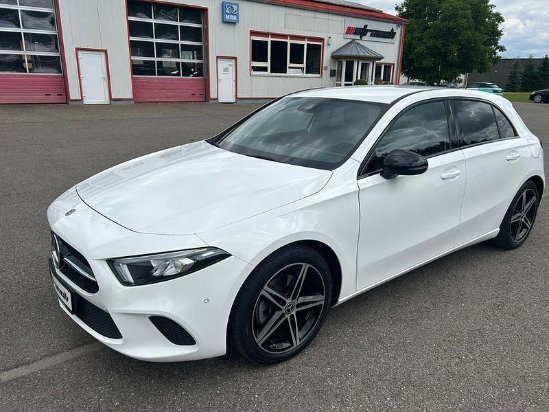 Polarweiss Gebraucht 2020 Mercedes A200 Limousine | 22.480 € (Fairer Preis) - Bild 1/4