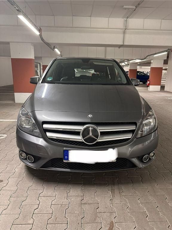 Braun Gebraucht 2012 Mercedes B180 Van / Kleinbus | 7.100 € (Guter Preis) - Bild 1/4