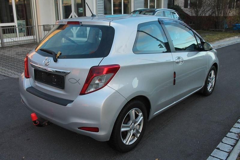 Gebraucht Toyota Yaris Cool 99 PS (72 kW) 2013 Silber Kleinwagen