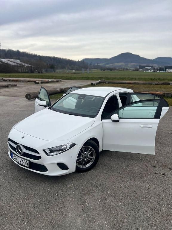 Weiß Gebraucht 2020 Mercedes A200 Limousine | 24.000 € (Fairer Preis) - Bild 1/4