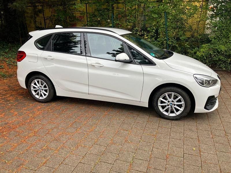 Weiß Gebraucht 2018 BMW 216 Active Tourer Van / Kleinbus | 18.200 € (Etwas zu teuer) - Bild 1/4