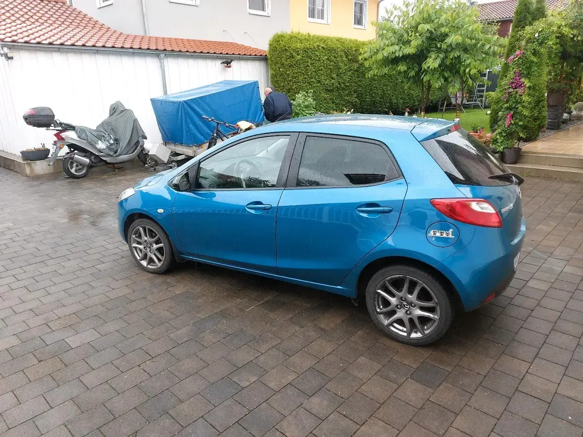 Gebraucht Mazda 2 84 PS (61 kW) 2013 Blau Kleinwagen