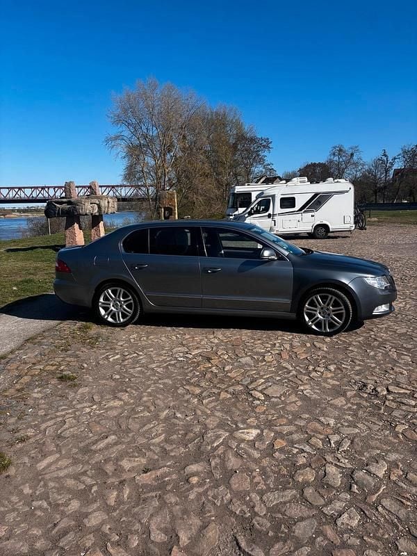 Gebraucht Skoda Superb 128 PS (94 kW) 2011 Grau Limousine