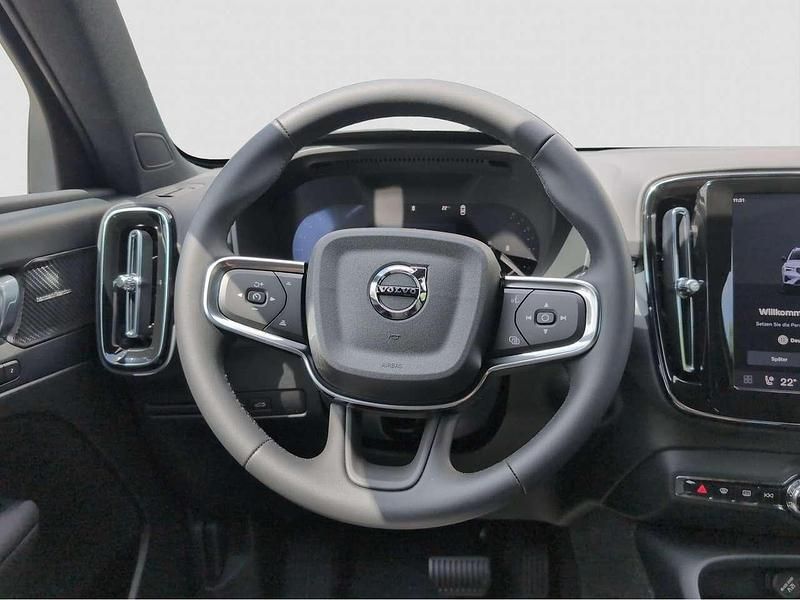 Neu Volvo XC40 Plus 163 PS (119 kW) 2026 Crystal white SUV