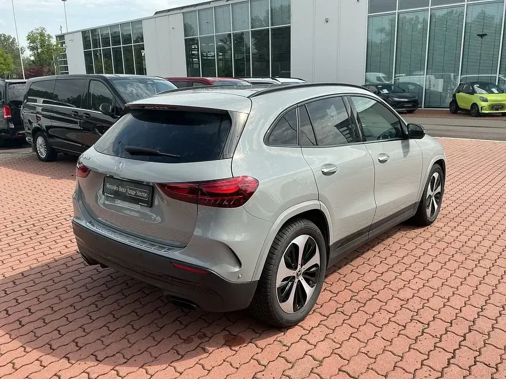Gebraucht Mercedes GLA200 AMG line 163 PS (119 kW) 2026 Manufaktur lack manufaktur alpingrau uni SUV