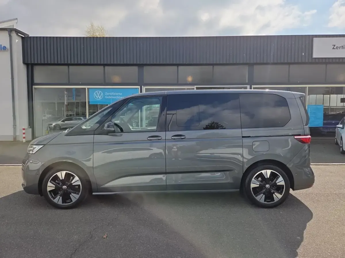 Gebraucht VW Multivan Life 150 PS (110 kW) 2025 Grau metallic Van / Kleinbus